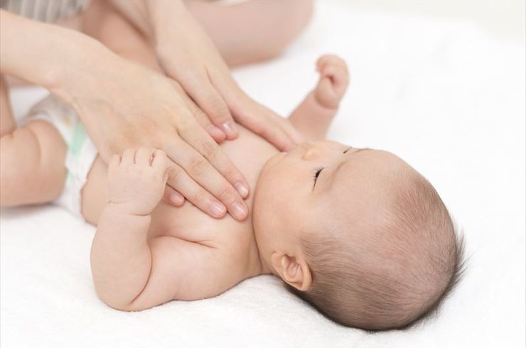 赤ちゃんをあやす